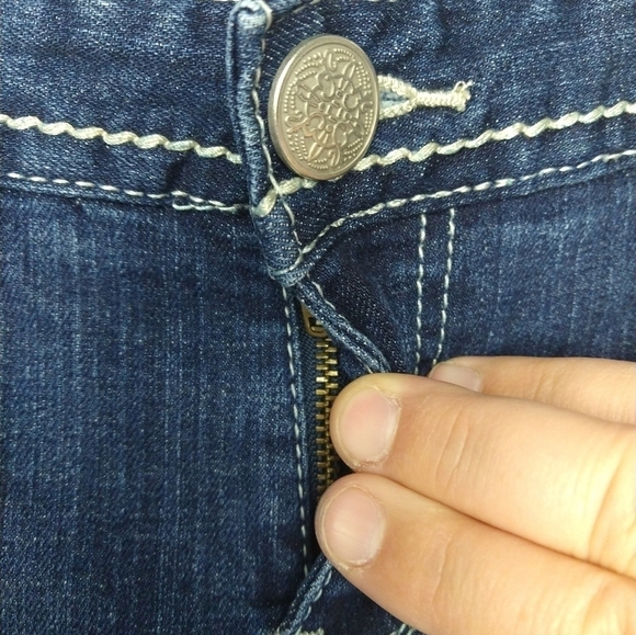 Maurices original dark wash denim capris zip button close. Size 5/6 - Picture 4 of 12